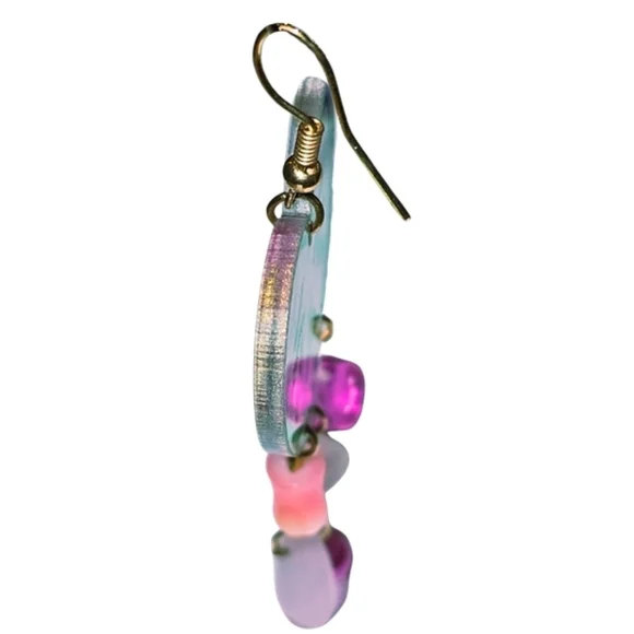 cry baby resin dangle earrings with pink beads - Picture 3 of 5